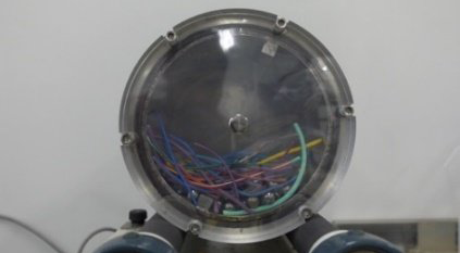 ▲有機溶媒によって膨潤した電線剥離の様子