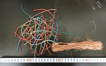 ▲湿式剥離法による剥離後の
銅線と被覆材