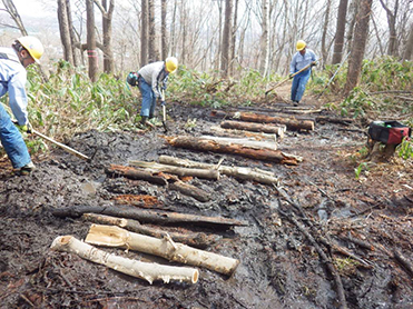 自然歩道のぬかるみを整備する様子（手稲山林）