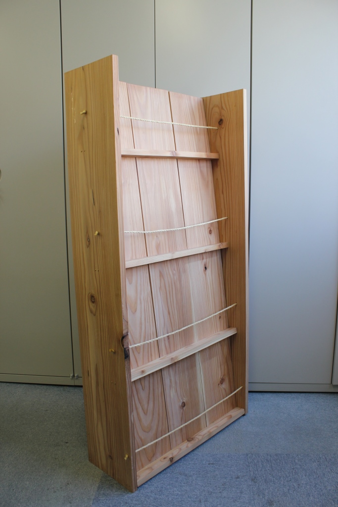 社有林カラマツ材で製作したパンフレット棚
（マテリアルリアルエステート㈱森林部応接スペース）