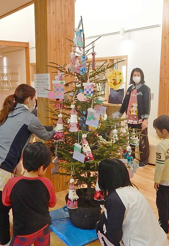 寄贈した保育園でクリスマスツリーとして装飾されたアカエゾマツ