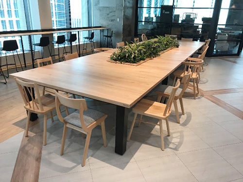 本社食堂ビッグテーブル（イタヤカエデ材）