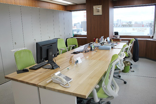 札幌オフィス執務デスク（ミズナラ他計6樹種）