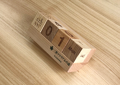 オフィス家具製作時の広葉樹端材を活用した卓上カレンダー