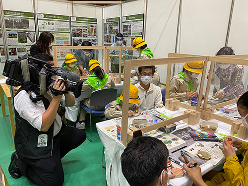 参加者で賑わうブース