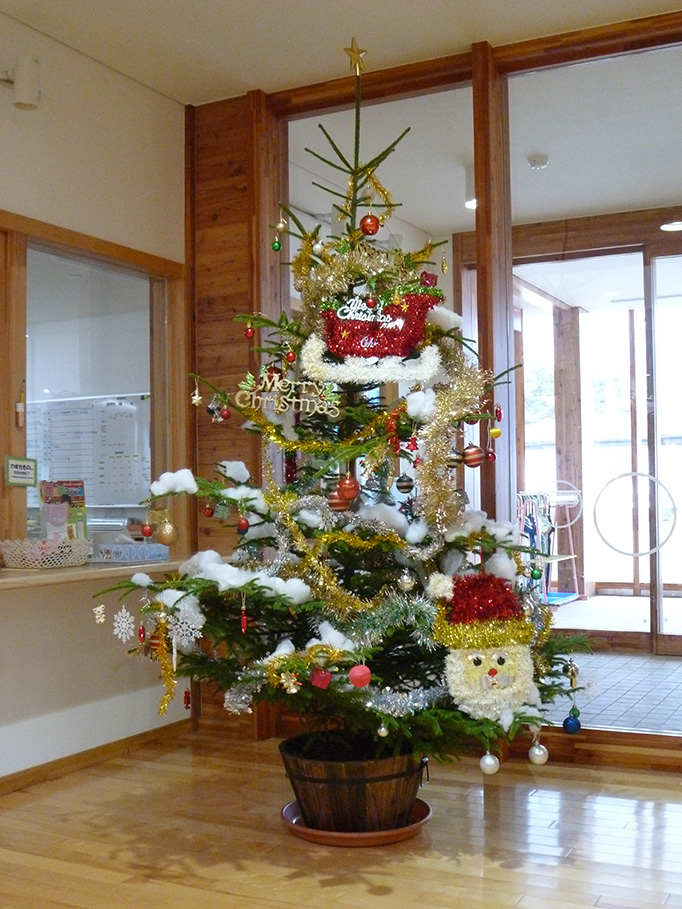 園児によって立派に飾り付けられたクリスマスツリー