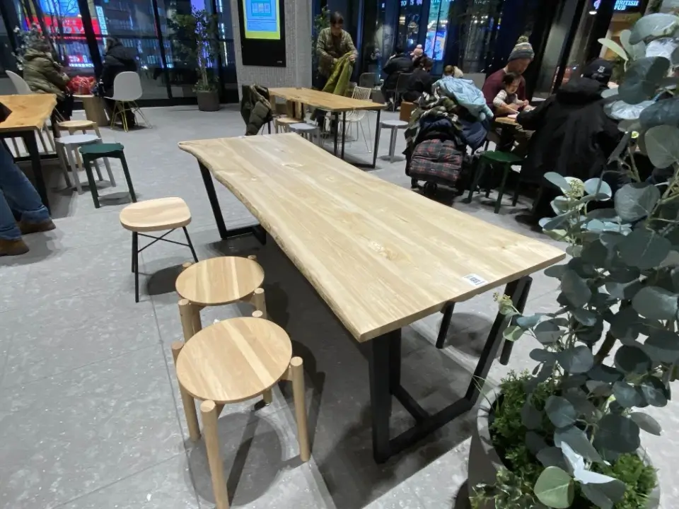 商業施設のテーブル