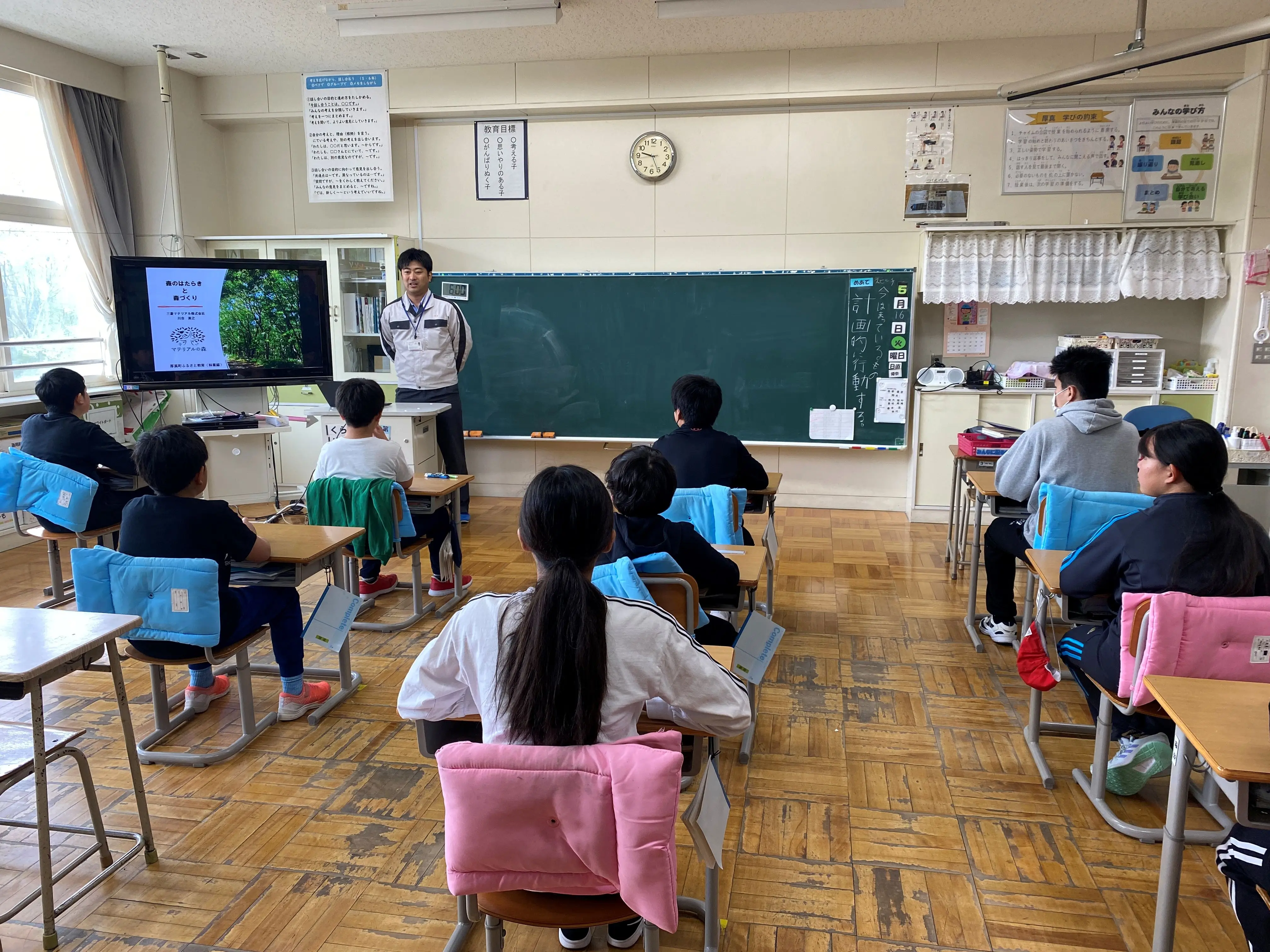 従業員による森林の授業（北海道 上厚真小学校）