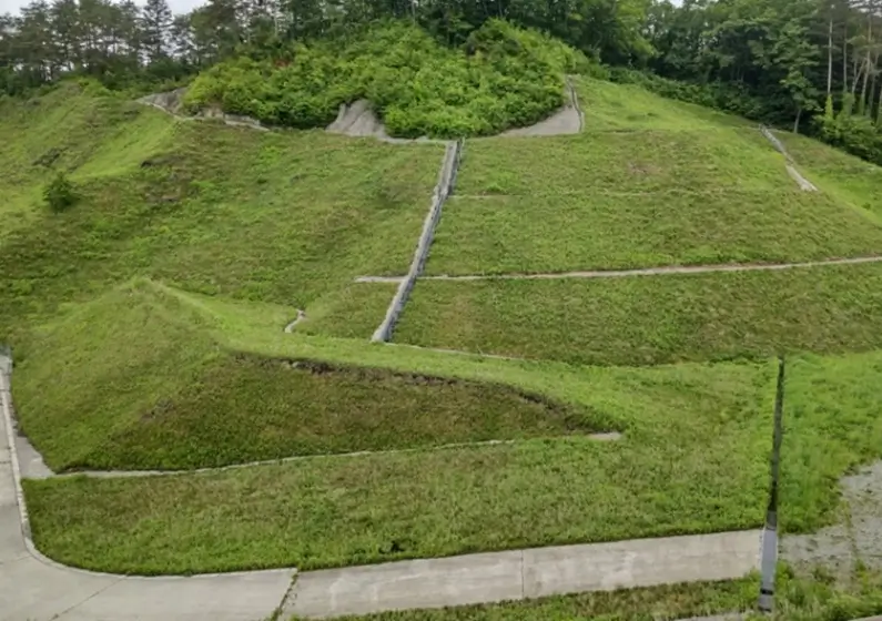 小真木鉱山 発生源対策工事
（上：施工前・下：施工後）