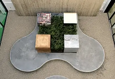  緑館の中庭には、当社事業を象徴する5つのマテリアルで囲まれた安全衛生モニュメントを設置し、そのデザインには、安全を意味する緑十字を使用しています