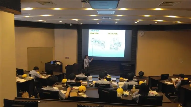 東日本テクニカルセンターで、切削の基礎を講習
